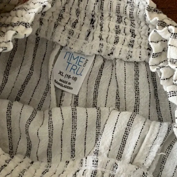 Time and Tru White and Black Striped Pull On Shorts with Elastic Waist. Size XL - Picture 2 of 5